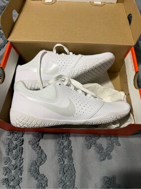 Women’s Nike Cheer Sideline IV Size 7